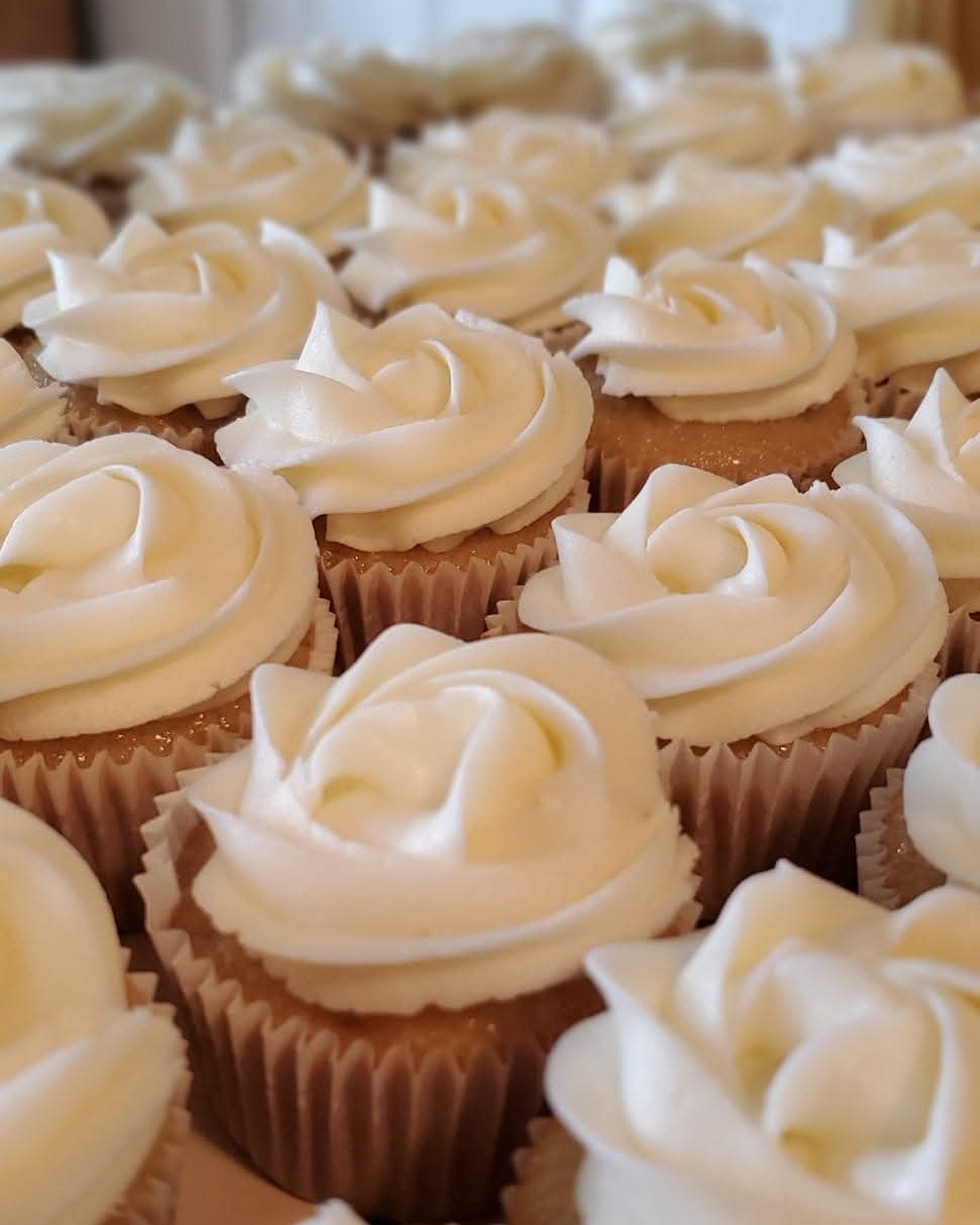 Vanilla Cupcakes With Vanilla Buttercream Frosting